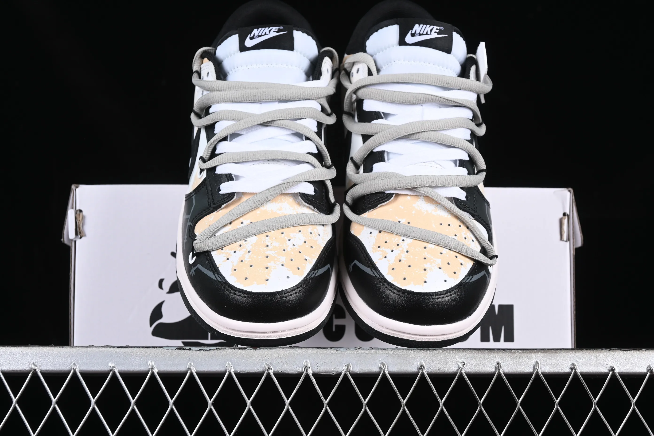 All Categories Nk SB Dunk Series Nk SB Dunk Low Low-top sneakers Nk Dunk Low DaVinci Custom Robinson Graffiti Deconstruction SB strap low-top casual sneakers DD1391-100